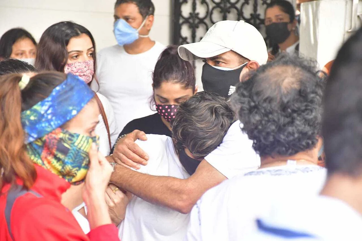 Ronit Roy consoles Mandira Bedi