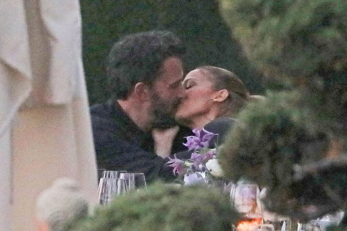 Jennifer Lopez, Ben Affleck caught kissing at her sister's birthday celebrations