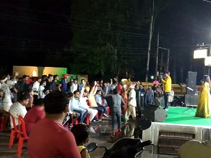 Chhattisgarh: Congress leader Amarjeet Bhagat and BJP MP Saroj Pandey flout COVID-19 norms