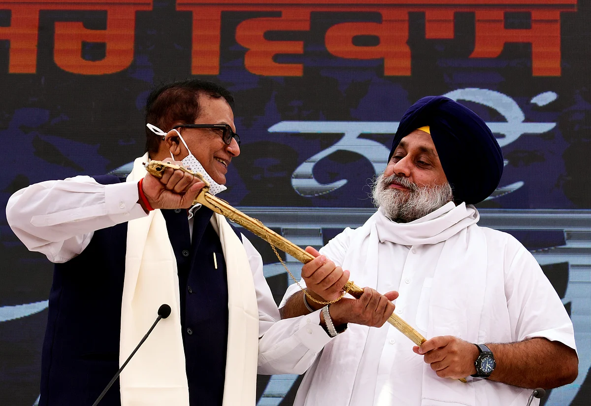 Punjab, June 12 (ANI): Shiromani Akali Dal (SAD) chief Sukhbir Singh Badal holds a sword along with BSP General Secretary Satish Mishra after stitching an alliance with the Bahujan Samaj Party (BSP) ahead of the 2022 Punjab Assembly elections, in Chandigarh on Saturday.