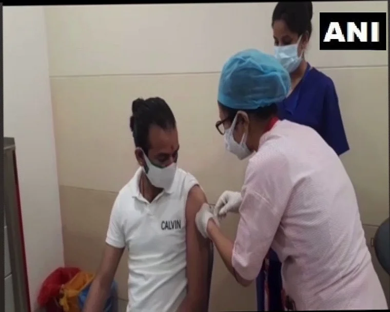 Bihar: Tejashwi Yadav, brother Tej Pratap take Sputnik shots in Patna, appeal to citizens to get vaccinated without delay