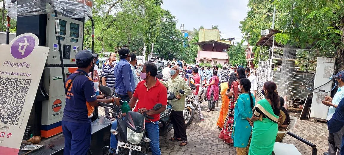 Thane: Shiv Sena distributes petrol at Rs 1 per litre in Dombivli on Aditya Thackeray's birthday