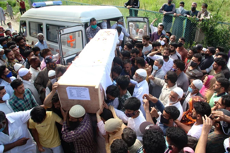 In pictures: Kashmir security officials pay rich tributes to two policemen who lost their lives in Sopore terrorist attack