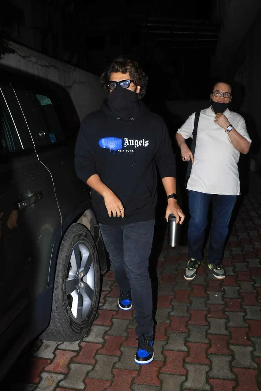 In Pics: Arjun Kapoor picks Malaika Arora after she parties at Kareena Kapoor's residence