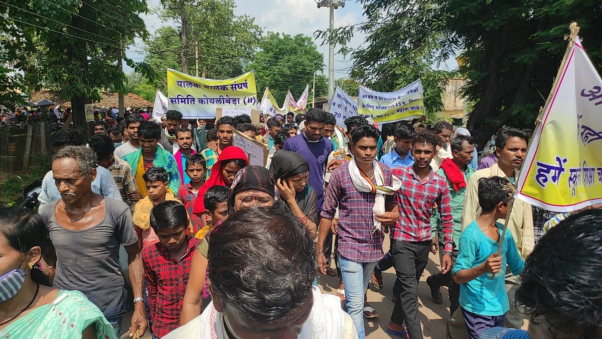 Chhattisgarh: Tribals in Naxal-affected Koyalibeda protest against lack of education