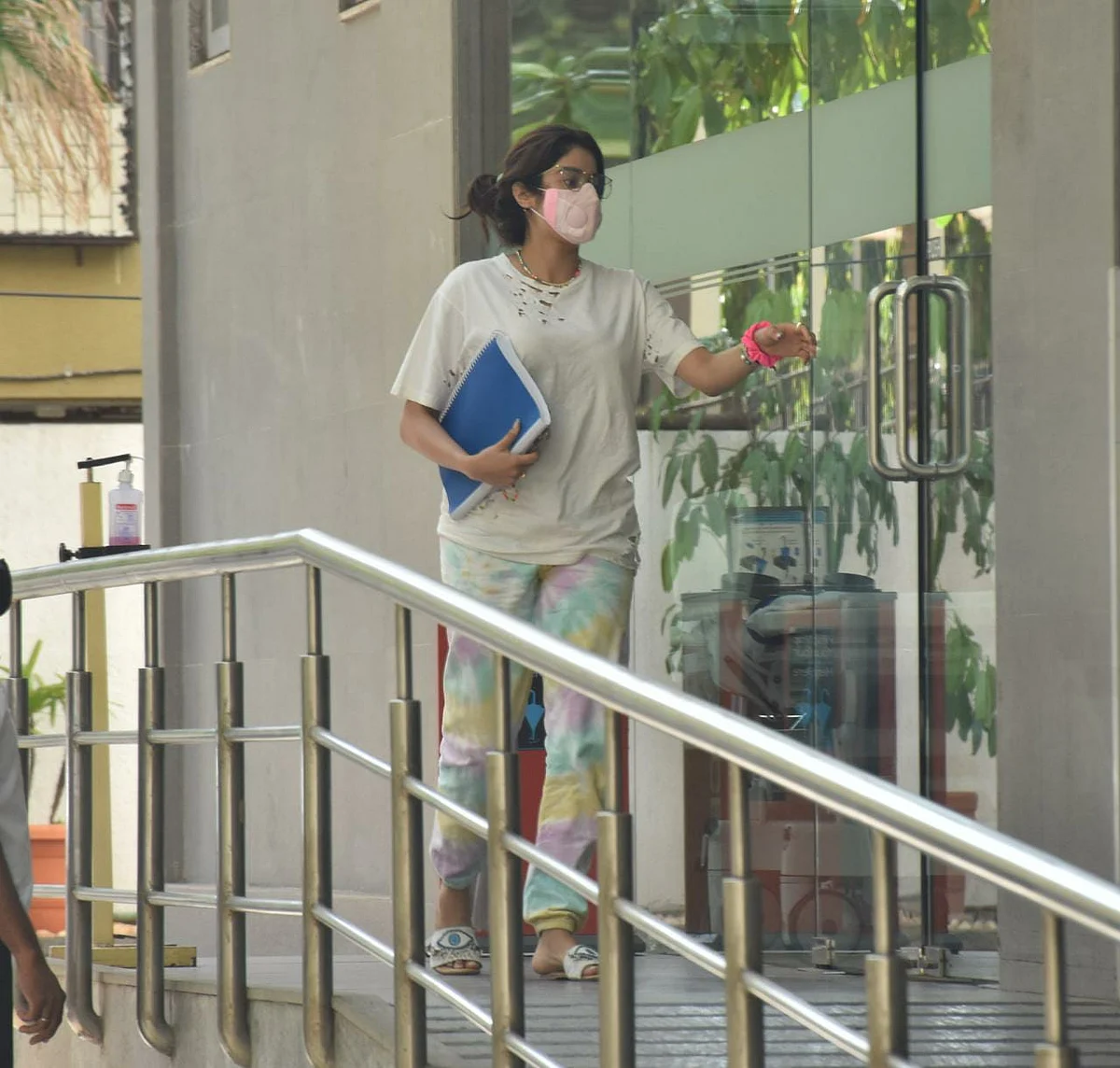 Paparazzi Files: Janhvi Kapoor arrives at Mumbai's Hinduja hospital; Sunny Leone spotted distributing food in Bandra