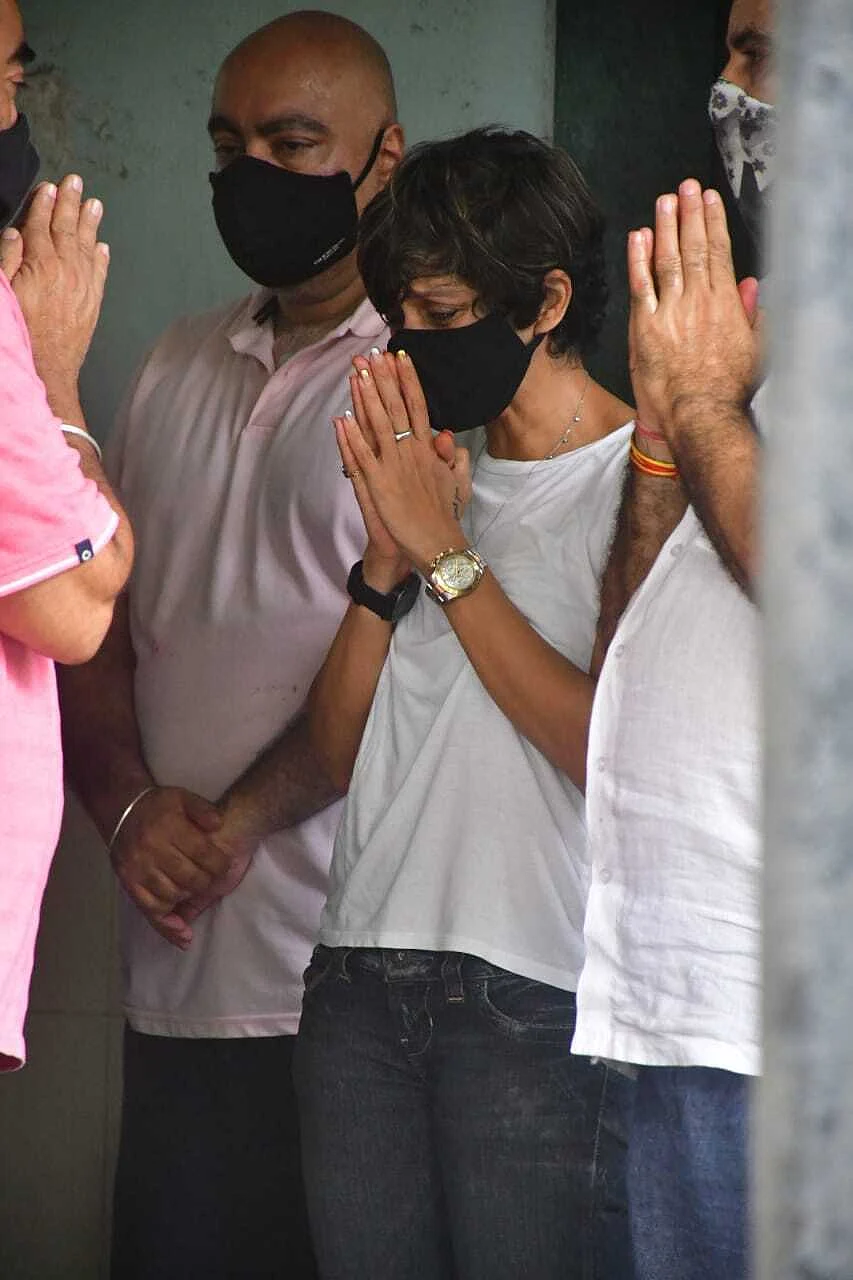 Mandira Bedi at Raj's funeral