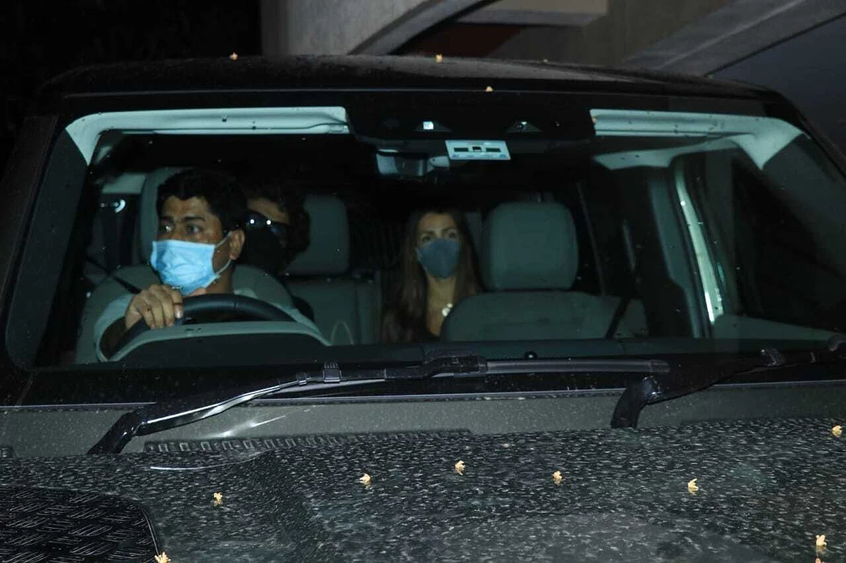 In Pics: Arjun Kapoor picks Malaika Arora after she parties at Kareena Kapoor's residence