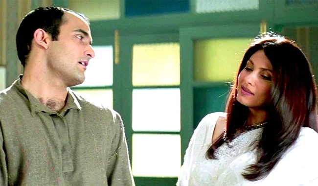 Dimple Kapadia and Akshaye Khanna in Dil Chahta Hai