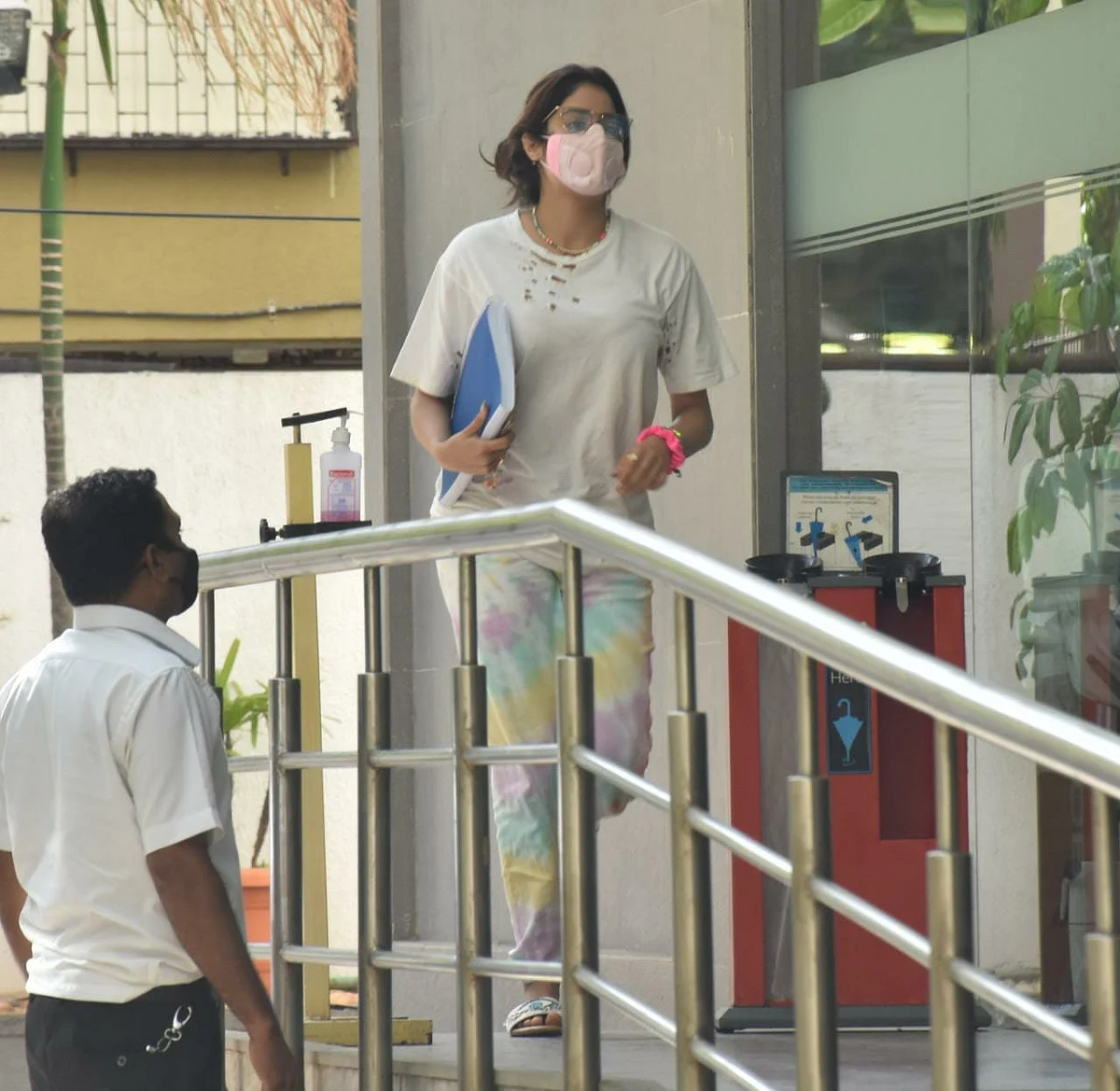 Paparazzi Files: Janhvi Kapoor arrives at Mumbai's Hinduja hospital; Sunny Leone spotted distributing food in Bandra
