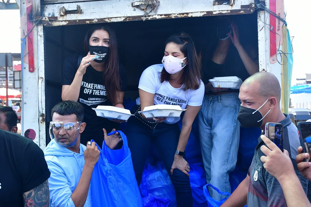 Paparazzi Files: Janhvi Kapoor arrives at Mumbai's Hinduja hospital; Sunny Leone spotted distributing food in Bandra