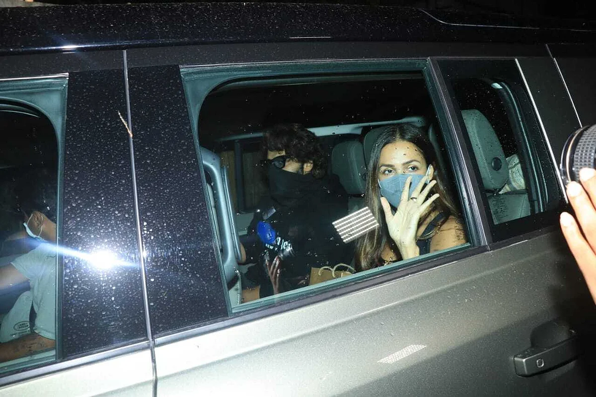 In Pics: Arjun Kapoor picks Malaika Arora after she parties at Kareena Kapoor's residence