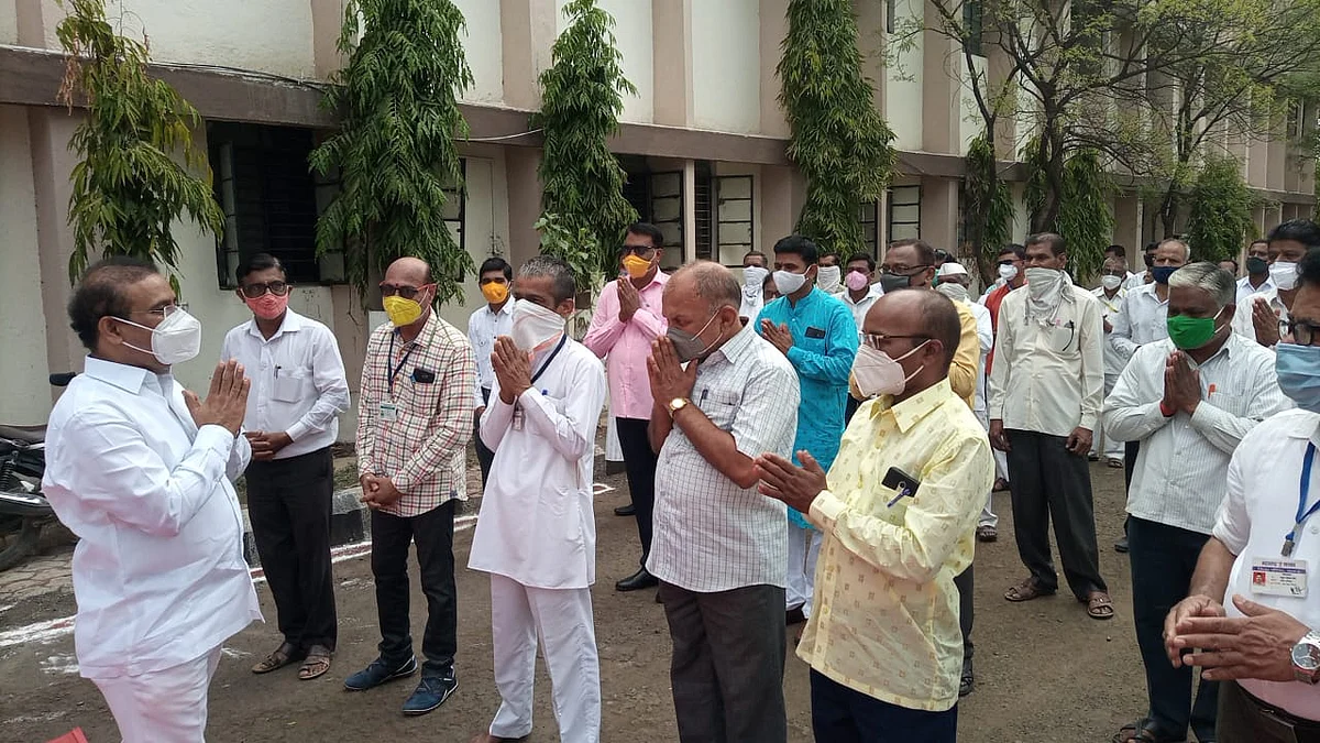Health Minister of Maharashtra, Rajesh Tope hoisted the Saffron flag and erected the Gudi at the Jalna Zilla Parishad to commemorate the Shiv Rajyabhishek Din on June 6, 2021.