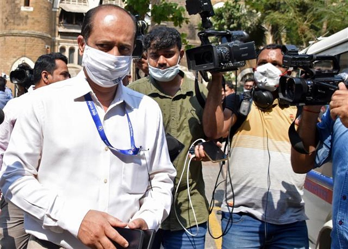 Mumbai: Sachin Vaze collected Rs 4.7 crore cash from bar owners and handed it to Anil Deshmukh's aid: ED - Vimarsana News