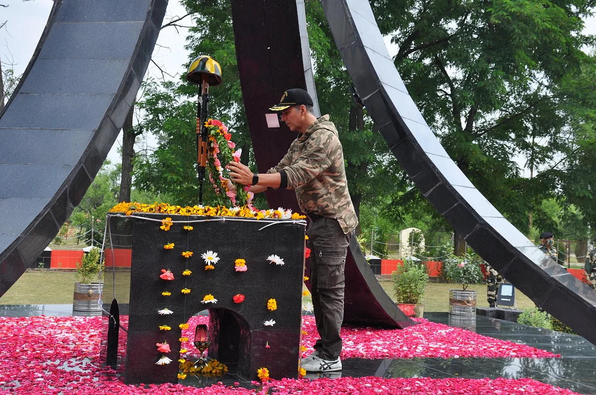Watch: Akshay Kumar meets BSF jawans guarding the LoC, pays homage to fallen braves