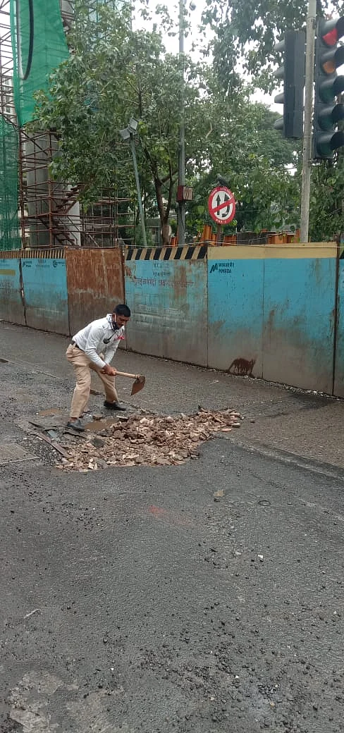 Mumbai: Two traffic cops fill potholes in Mulund to ease congestion; see pics