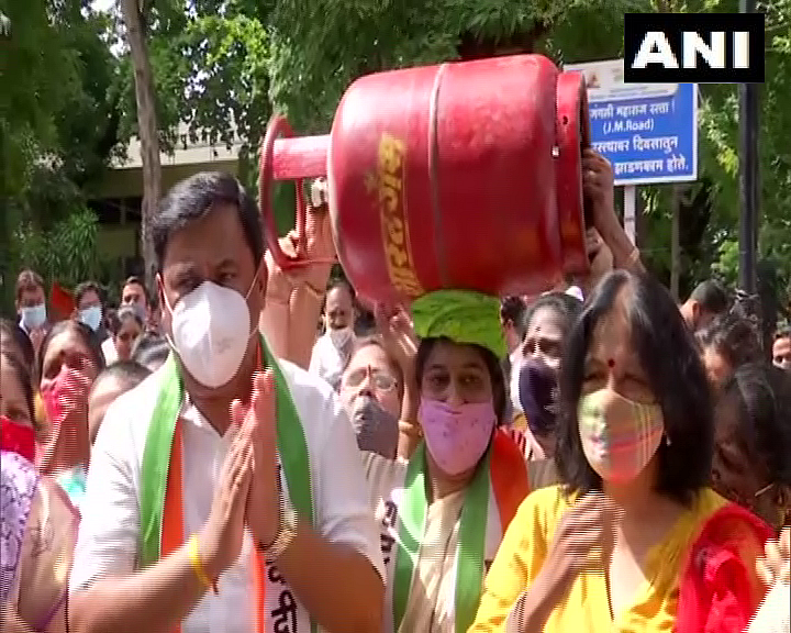 Speaking to ANI, one of the NCP workers said, "Cylinder price has increased by Rs 25. Under UPA govt it was around Rs 324 but within 7 years it has reached Rs 900. The common man is devastated due to these prices."