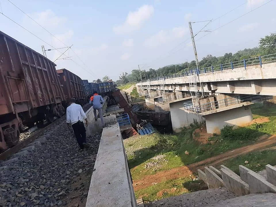 Madhya Pradesh: 16 coaches of a goods train derailed at the bridge of Alan river near Anuppur, no casualties reported
