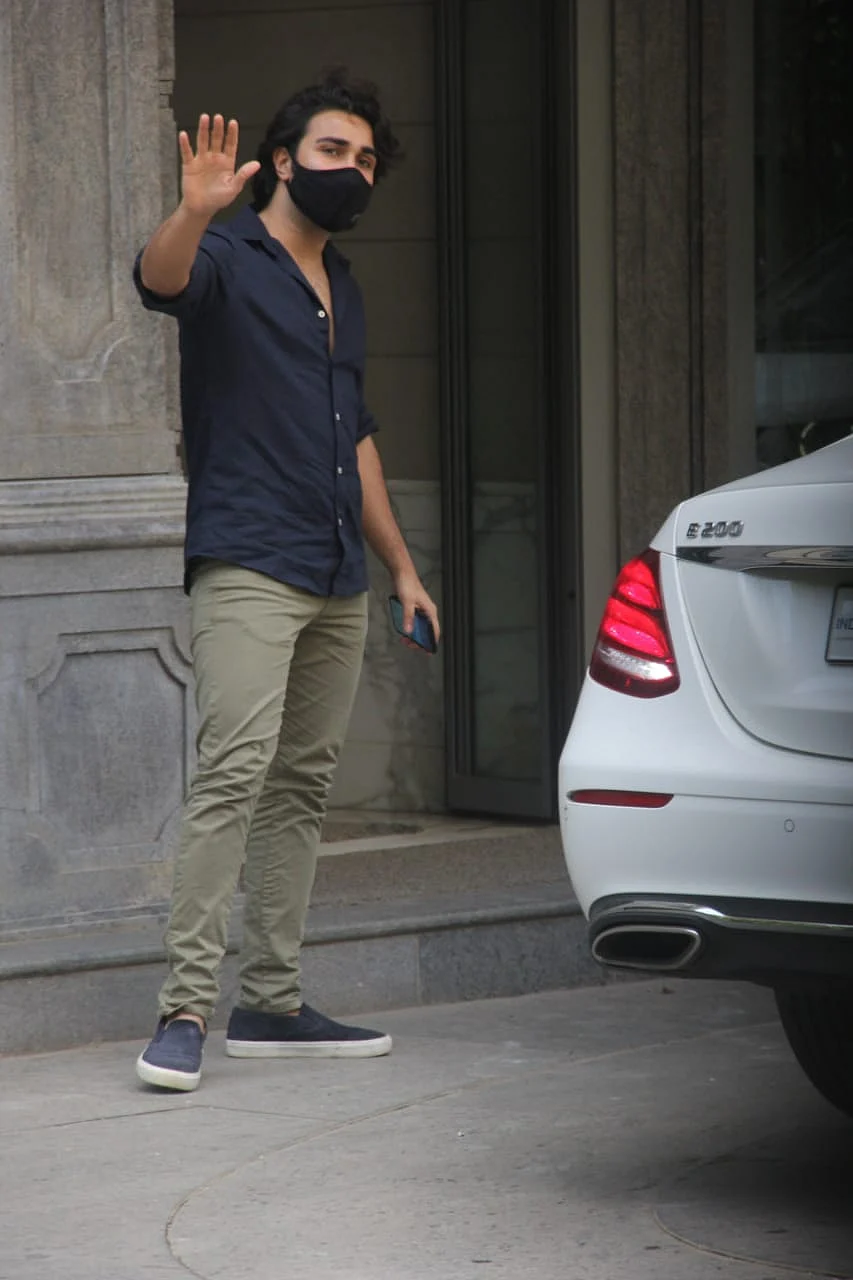 In Pics: Kareena, Karisma, Neetu Kapoor and others arrive at Randhir Kapoor’s Mumbai residence