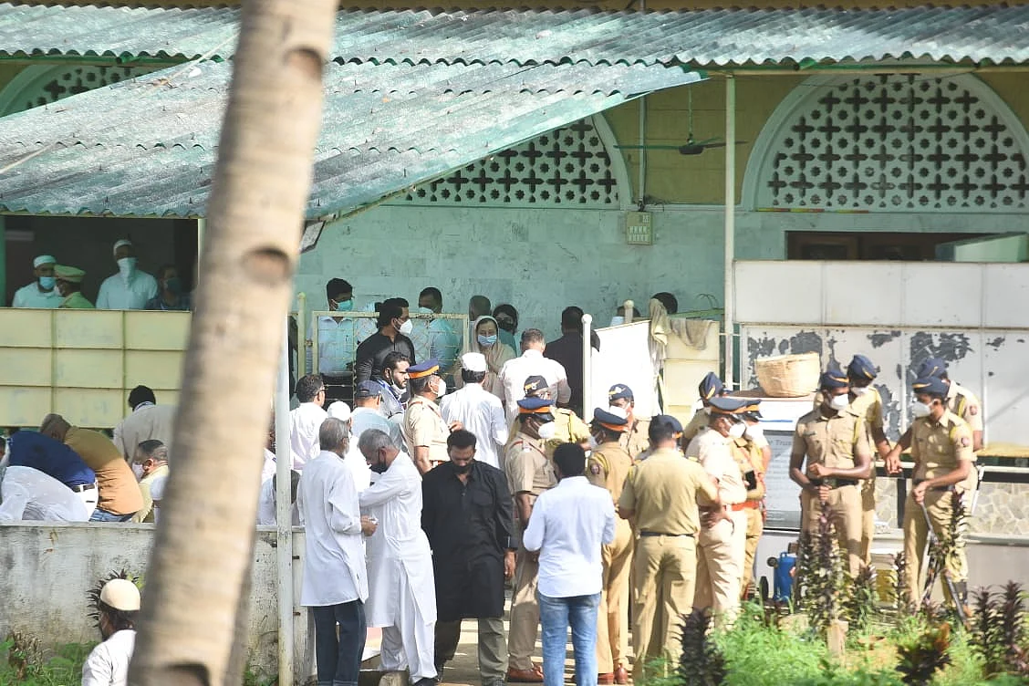 Dilip Kumar funeral: Wrapped in Indian tricolour, legendary actor's mortal remains reach Juhu Qabrastan