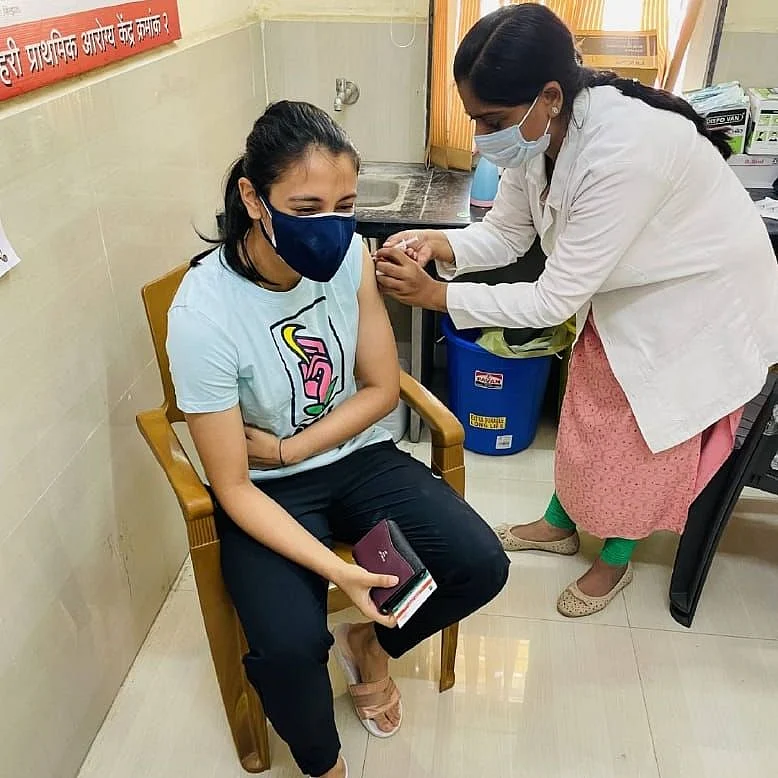 Smriti Mandhana getting vaccinated