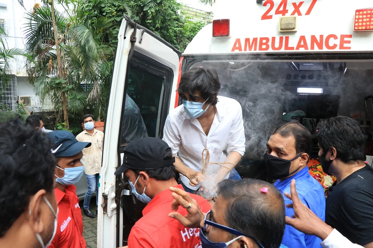 Photos: Chunky Panday performs last rites of his mother; Ananya and her sister Rysa break down at funeral