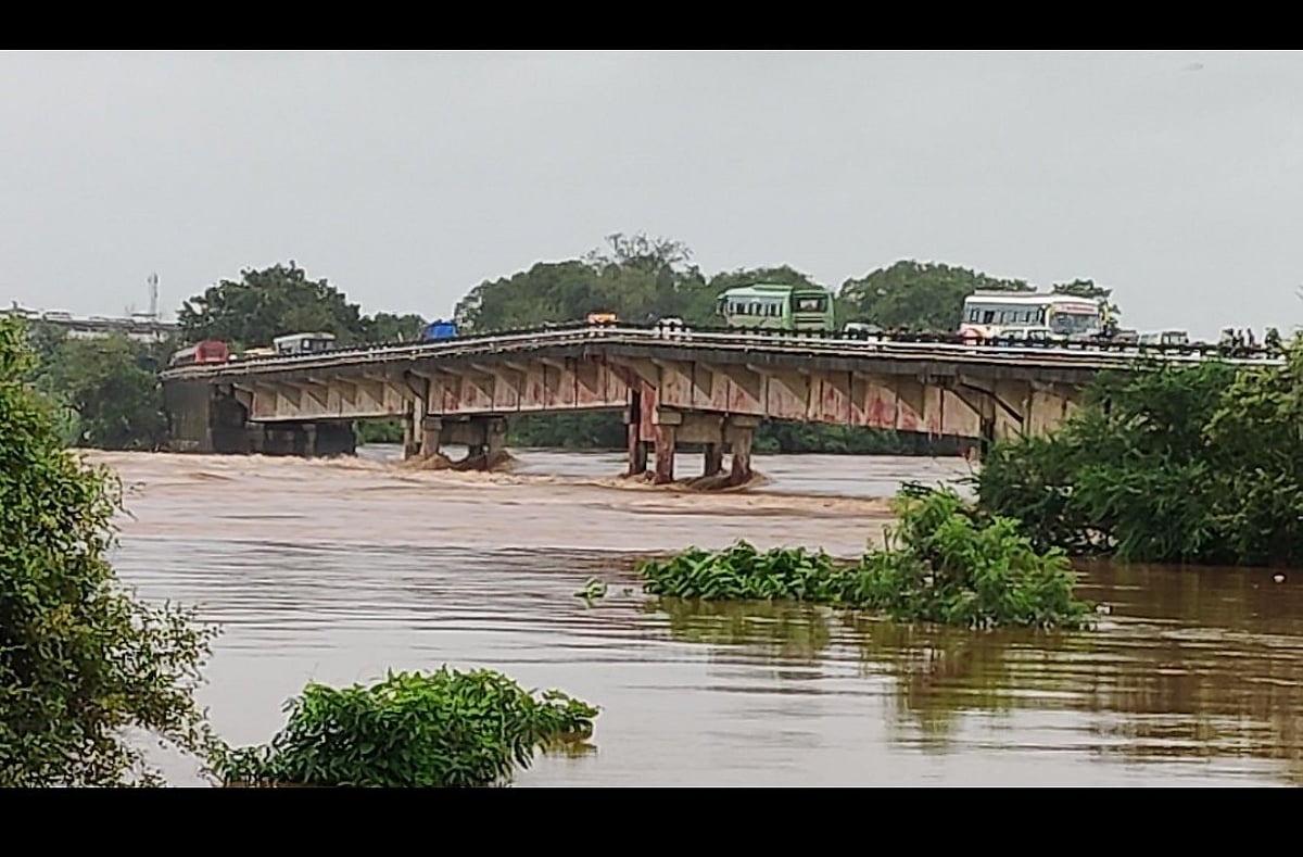 Kalyan: Gandhari bridge develops cracks, closed for traffic - Vimarsana News