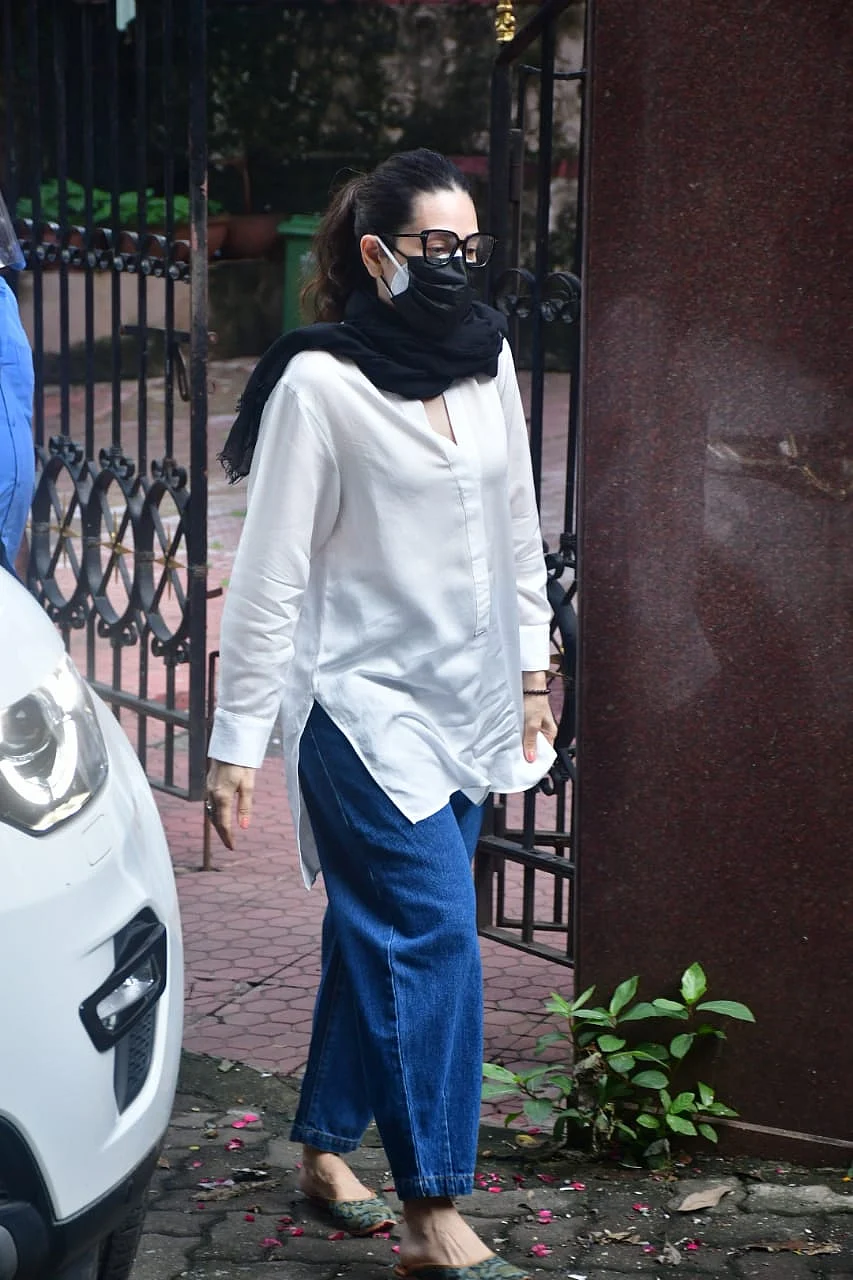 In Pics: Shatrughan Sinha, Karisma Kapoor and others arrive at Chunky Panday's residence after his mother's demise