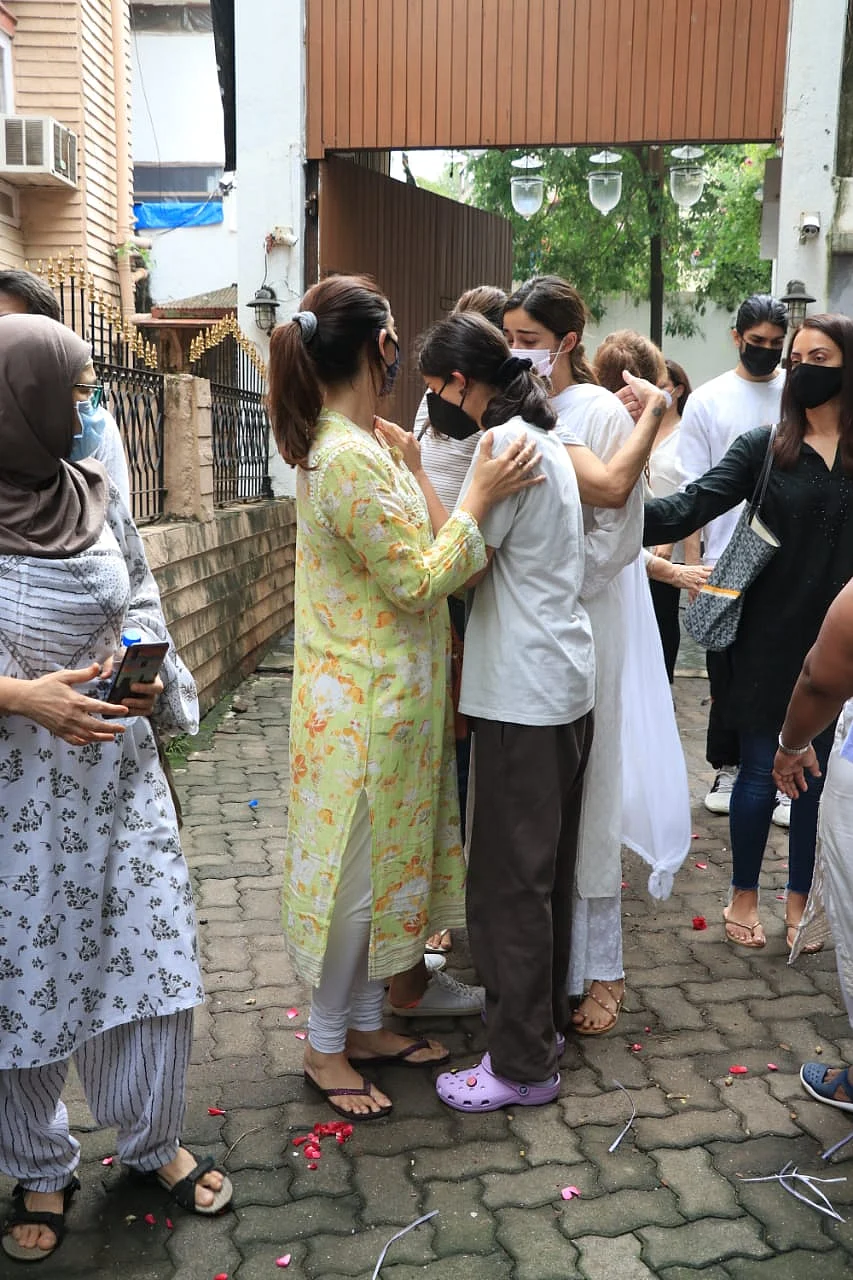 Ananya and Rysa break down at their grandmother's funeral