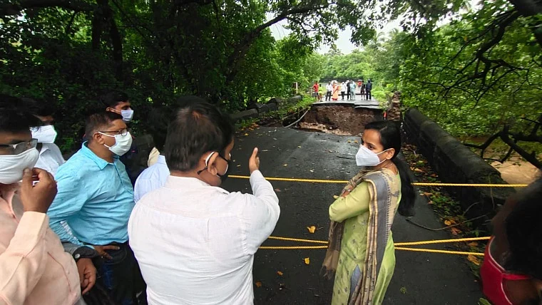 Raigad guardian minister visits Kashid collapsed bridge, directs PWD to repair earliest to reopen for traffic