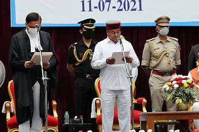 Karnataka Chief Justice Abhay Srinivas Oka administering oath to new Governor Thawarchand Gehlot