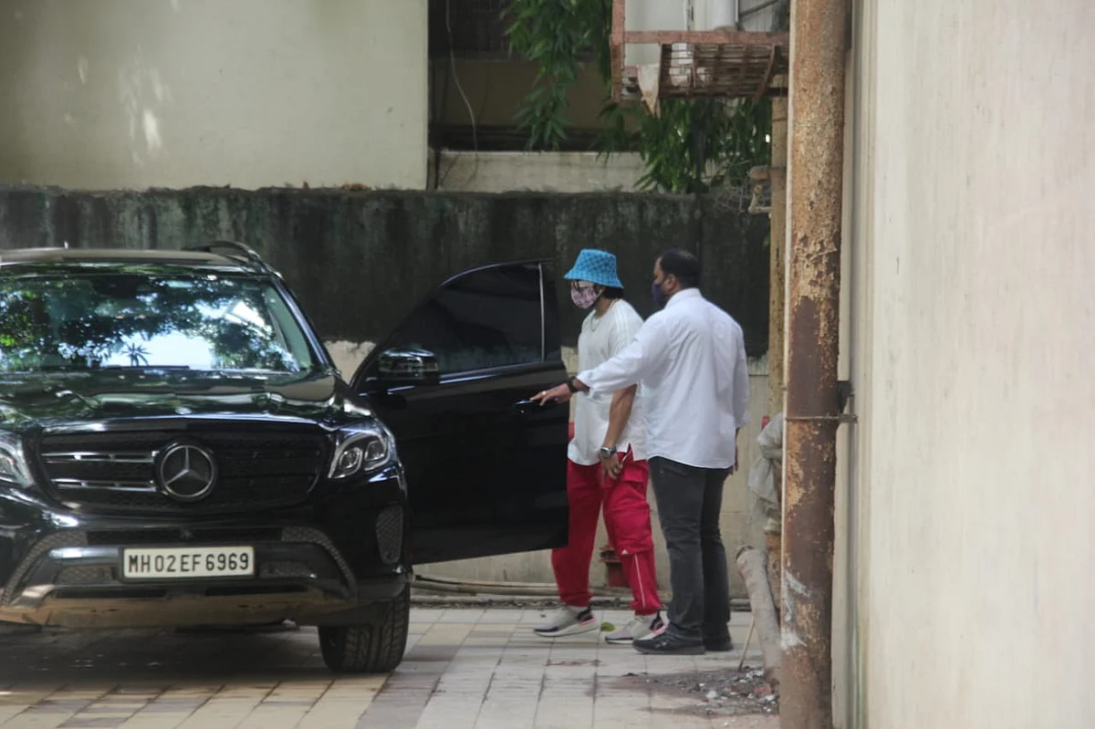 In Pics: Ranveer Singh arrives at dance studio in Mumbai wearing a hat worth Rs 39,000