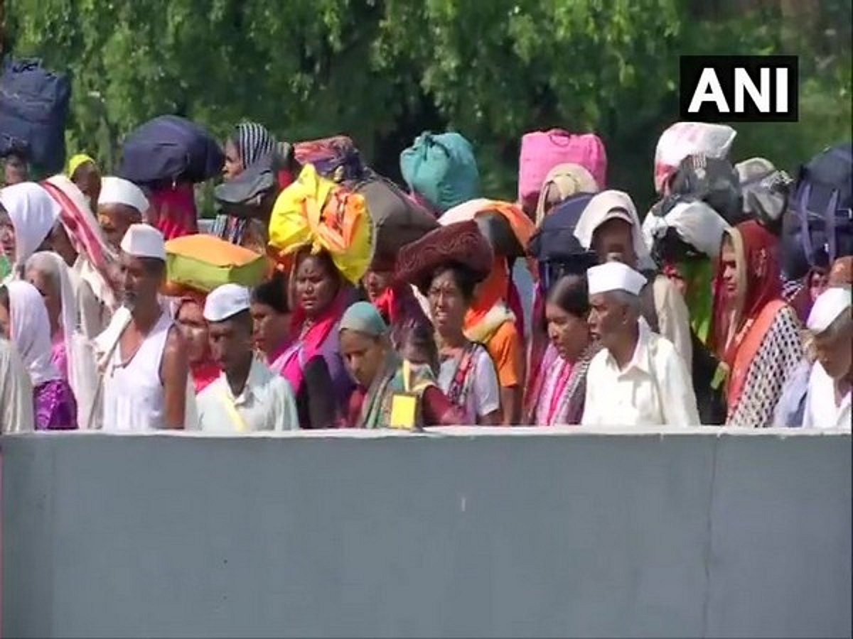 Ashadhi Ekadashi: Warkaris carrying 'padukas' of Sant Dnyaneshwar leave for Pandharpur on two buses - Vimarsana News