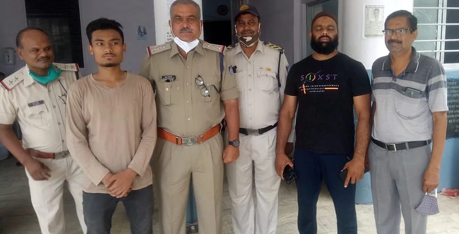 Madhya Pradesh: Man in Jabalpur finds a bag with 2.5 lakhs on road, returns to the owner
