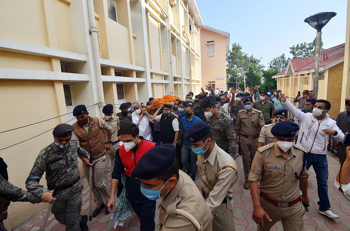 Family members and supporters carry the mortal remains of Former Himachal Pradesh Chief Minister & Congress leader Virbhadra Singh who passes away at age of 87 years after battling with prolonged illness, in Shimla on Thursday.