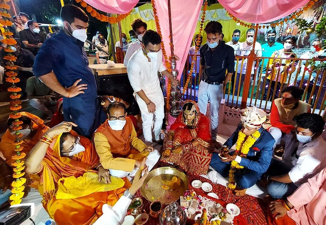Chief Minister Shivraj Singh Chouhan and his wife Sadhna Singh perform wedding ritual of their adopted daughter in Vidisha on Thursday.