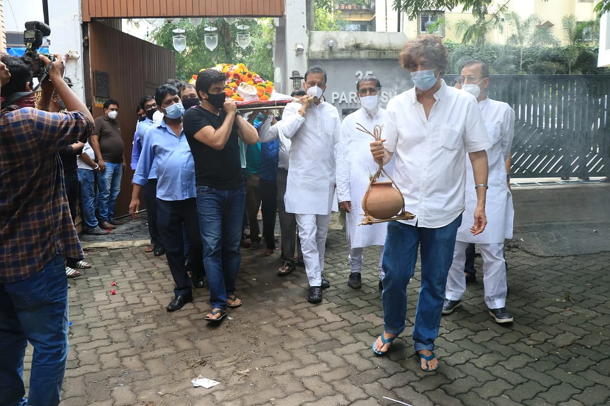 Photos: Chunky Panday performs last rites of his mother; Ananya and her sister Rysa break down at funeral