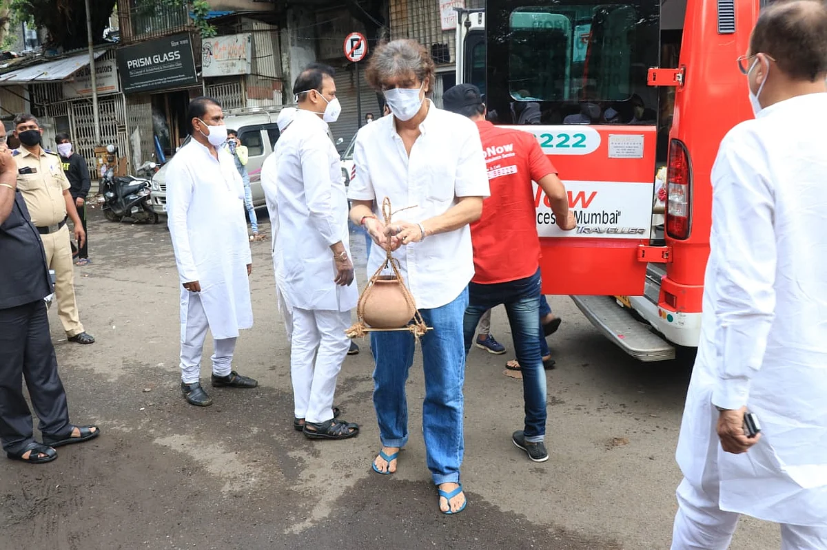 Photos: Chunky Panday performs last rites of his mother; Ananya and her sister Rysa break down at funeral