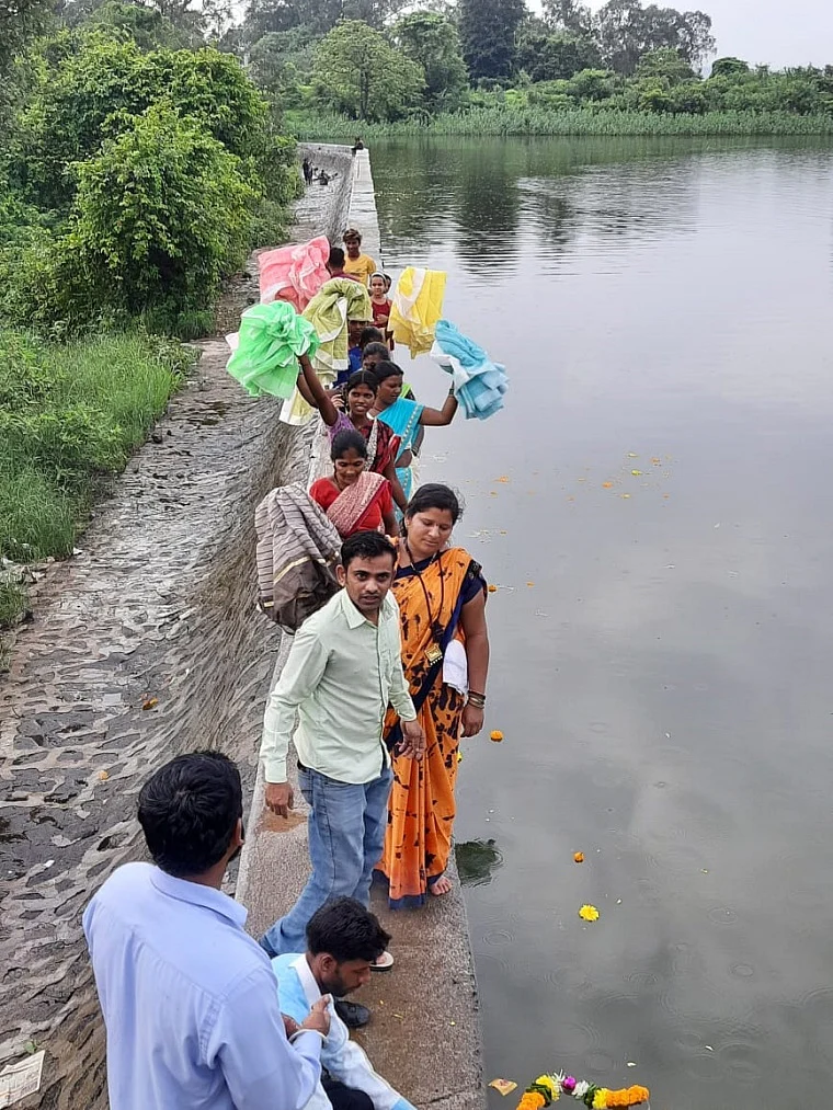 Thane: Saree offering ritual performed to save Waldhuni river from water pollution