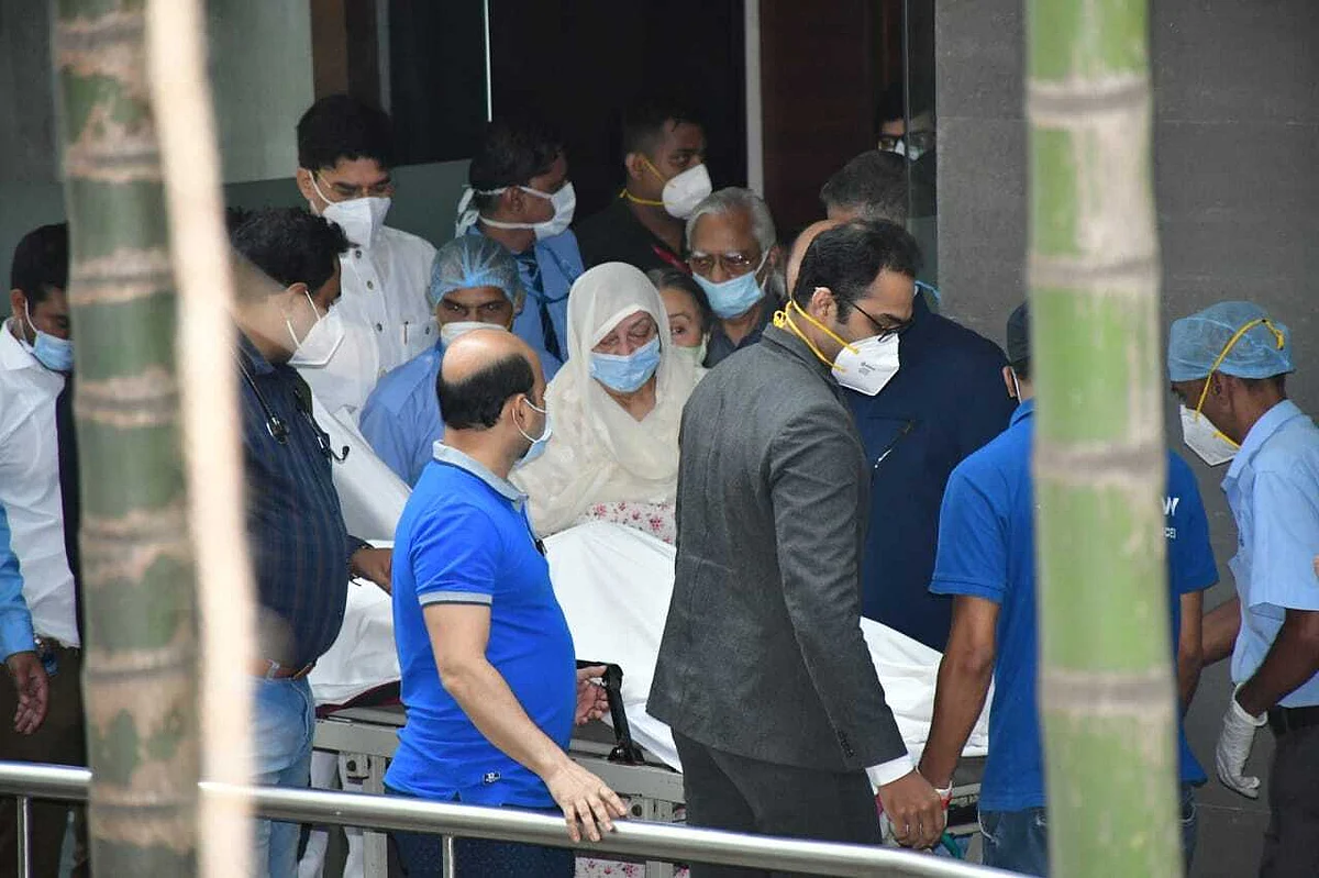 Dilip Kumar Funeral Pictures: Actor's last rites to be held at Mumbai's Juhu Muslim Cemetery