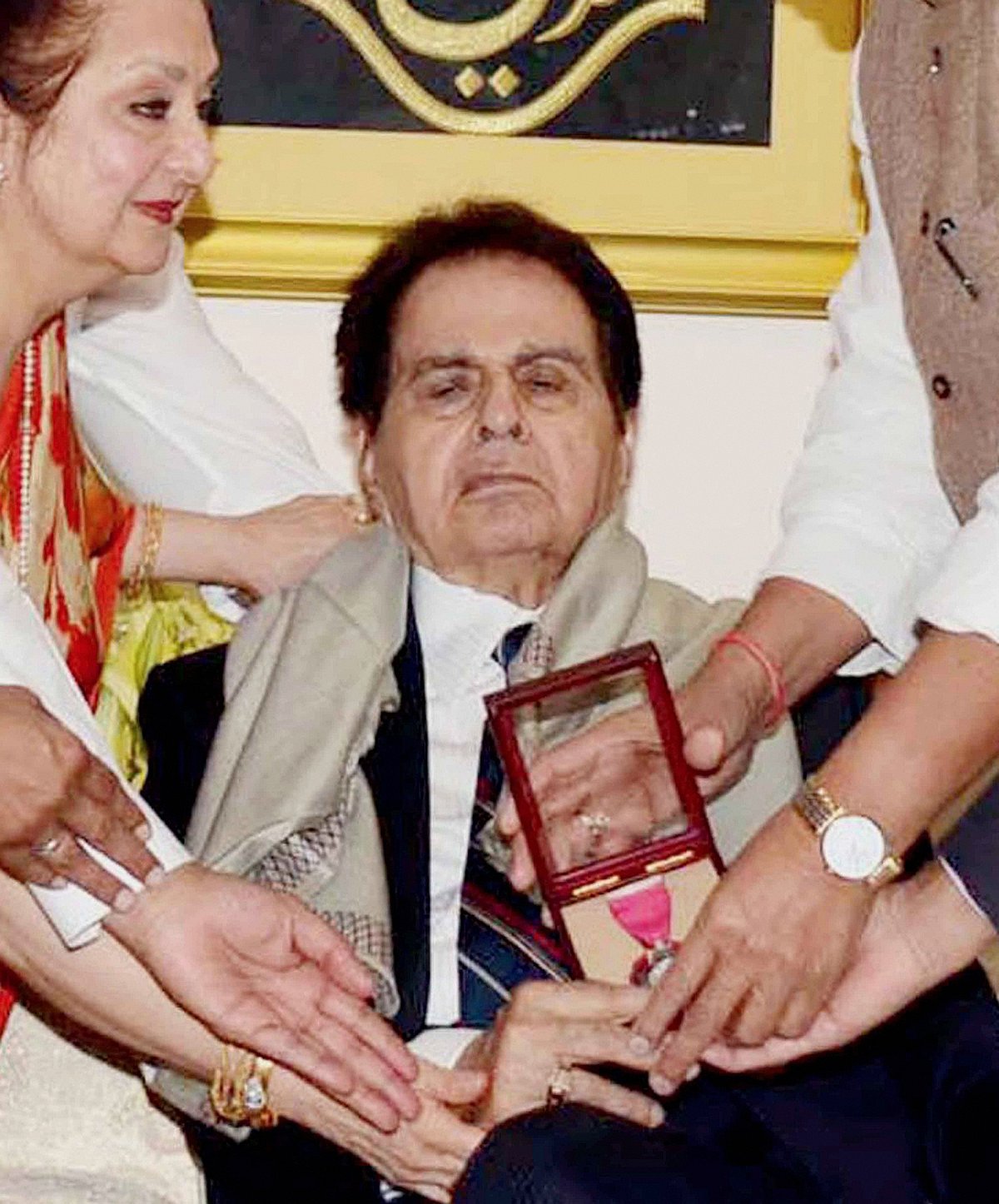 Dilip Kumar received Padma Vibhshan award at his residence in Mumbai in 2015
