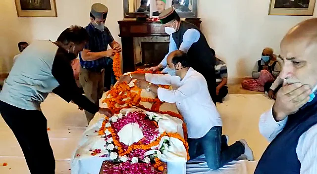 Mortal remains of Former Chief Minister of Himachal Pradesh Virbhadra Singh brought to his residence in Shimla on Thursday.