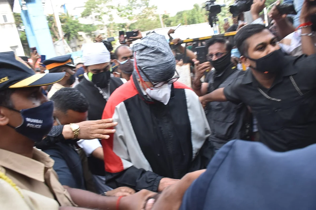 Dilip Kumar Funeral Pics: Shah Rukh Khan, Amitabh Bachchan, Ranbir Kapoor and others arrive at actor's Mumbai residence