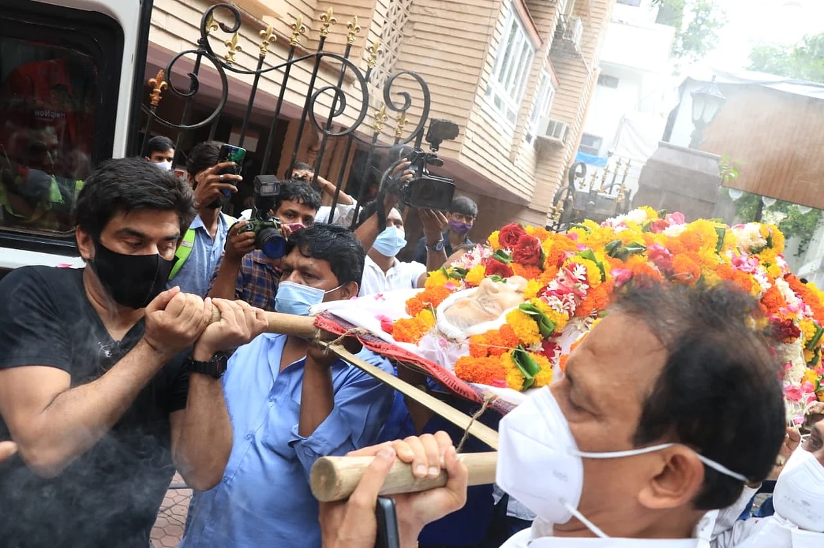 Photos: Chunky Panday performs last rites of his mother; Ananya and her sister Rysa break down at funeral