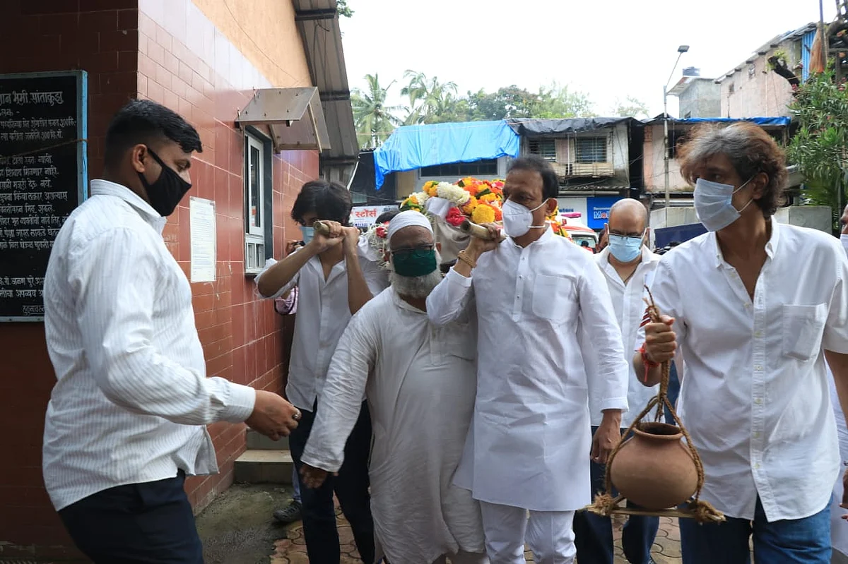 Photos: Chunky Panday performs last rites of his mother; Ananya and her sister Rysa break down at funeral