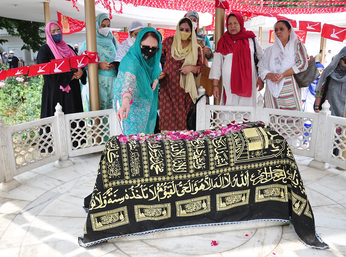 Senior leaders of Women’s Party wing pay floral tributes to Begum Akbar Jehan, ex-MP, mother of party President Dr. Farooq Abdullah, and wife of JKNC founder Sheikh Muhammad Abdullah on her 21st death anniversary at her grave Hazratbal in Srinagar on Sunday, July 11,2021.