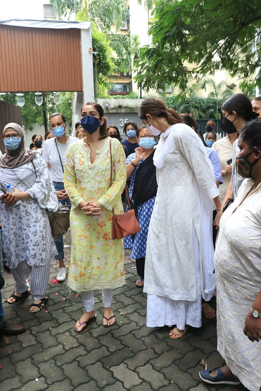 Photos: Chunky Panday performs last rites of his mother; Ananya and her sister Rysa break down at funeral