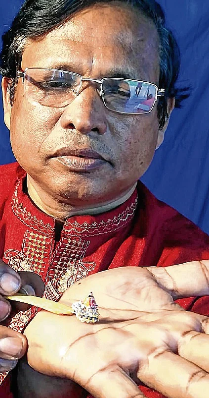 Artist Subal Moharana makes the world’s smallest chariot (1.5 cm high and 1.4 cm wide) in Bhubaneswar.