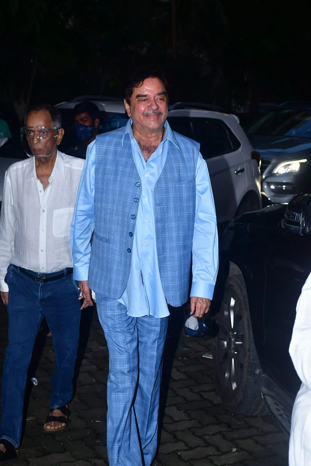 In Pics: Shatrughan Sinha, Karisma Kapoor and others arrive at Chunky Panday's residence after his mother's demise
