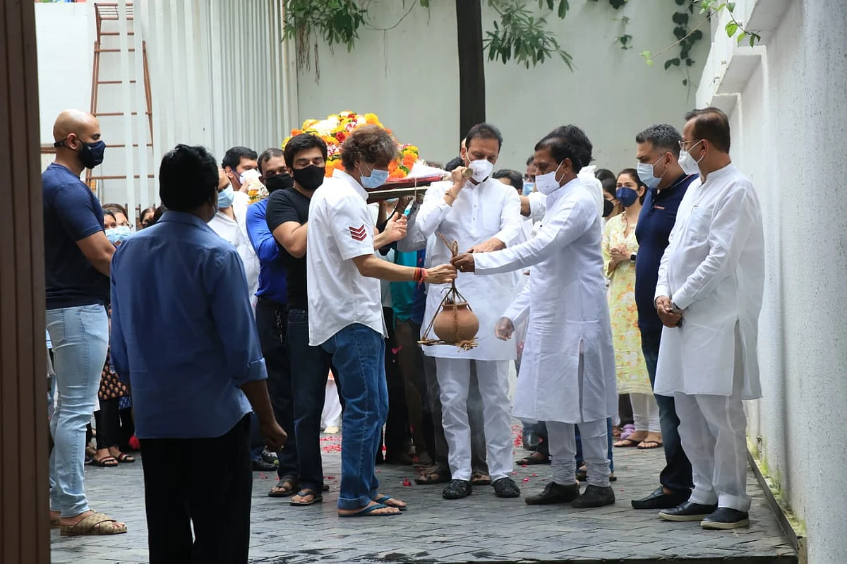 Photos: Chunky Panday performs last rites of his mother; Ananya and her sister Rysa break down at funeral